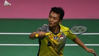 Dalam pertarungan melelahkan sepanjang tiga gim, Ihsan akhirnya mengalahkan Kantaphon dengan skor 16-21, 21-8, 24-22 untuk membawa Indonesia memimpin 2-1. Foto: Puspa Perwitasari/Antara Foto