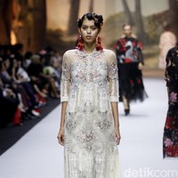 Fashion show koleksi spring/summer 2019 dari desainer Biyan Wanaatmadja di Ballroom Ritz Calton Pacific Place, Jakarta, Selasa [22/5/2018]. Foto: Mohammad Abduh/Wolipop