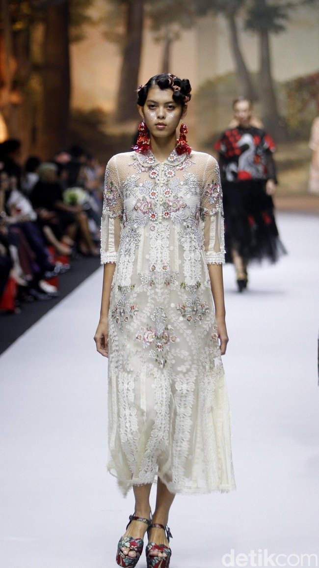 Fashion show koleksi spring/summer 2019 dari desainer Biyan Wanaatmadja di Ballroom Ritz Calton Pacific Place, Jakarta, Selasa [22/5/2018]. Foto: Mohammad Abduh/Wolipop