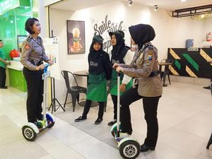 Beri Rasa Aman kepada Warga, Polisi Patroli dengan Segway di Mal