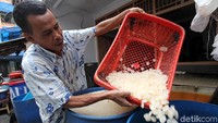 Pedagang kolang-kaling musiman menggelar dagangannya di kawasan Pasar Tanah Abang, Jakarta, Rabu (23/5/2018).