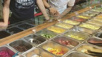 Adly sedang memilih-milih apa ya ini? Pemain sinetron Cinta Fitri ini ternyata sedang dayang ke restoran all you can eat milik teman dekatnya. Foto: Instagram @adlyfairuz
