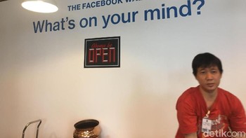 Sudut dinding Facebook wall yang masih bersih karena Ruangan Komunal baru diresmikan hari ini. Foto: detikINET/Agus Tri Haryanto