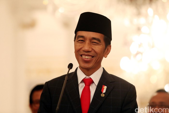 Presiden Joko Widodo tersenyum sumringah saat mengumumkan pemberian tunjangan hari raya (THR) dan gaji ke-13 bagi PNS dan pensiunan di Istana Negara, Jakarta, Rabu (25/5/2018).