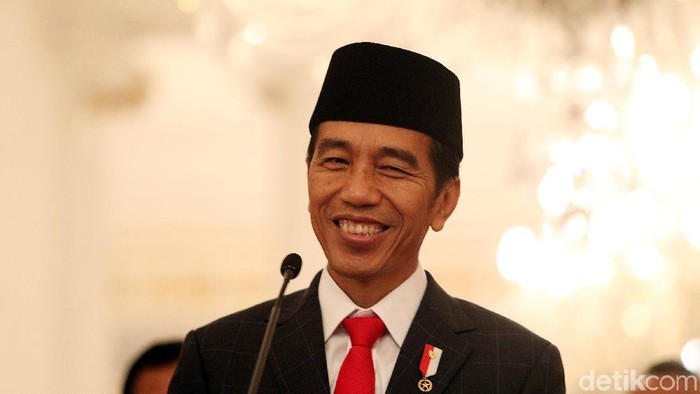 Presiden Joko Widodo tersenyum sumringah saat mengumumkan pemberian tunjangan hari raya (THR) dan gaji ke-13 bagi PNS dan pensiunan di Istana Negara, Jakarta, Rabu (25/5/2018).