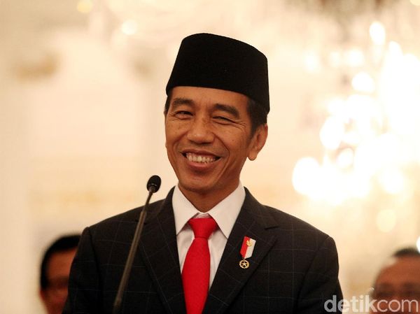 Senyum Semringah Jokowi Saat Umumkan THR untuk PNS