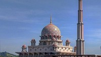 Menara Masjid Putra merupakan salah satu menara mesjid tertinggi di kawasan ini, yaitu 116 meter. Menara ini memiliki 5 tingkatan yang mencerminkan lima rukun Islam dan kewajiban salat lima waktu. (c3jys/Instagram)