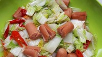 Kalau tumis sawi saja kurang menarik, coba tambahkan sosis. Ada vitamin, serat sekaligus protein dalam satu masakan. Disantap saat hangat pasti makin mantap. Foto : instagram @likhadijah_