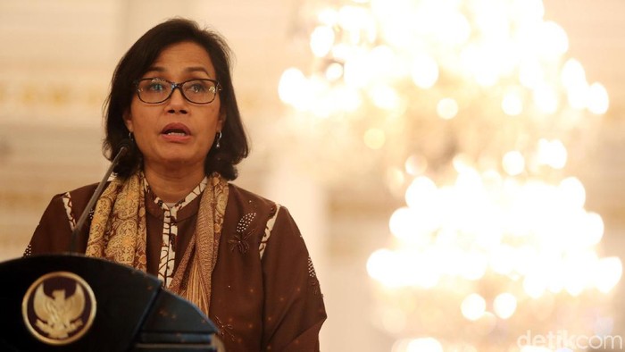 Presiden Joko Widodo tersenyum sumringah saat mengumumkan pemberian tunjangan hari raya (THR) dan gaji ke-13 bagi PNS dan pensiunan di Istana Negara, Jakarta, Rabu (25/5/2018).