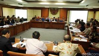 Rapat ini berlangsung di gedung Nusantara II, kompleks parlemen, Senayan, Jakarta.