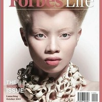 Karena keunikkannya, wajah model Thando Hopa pernah menghiasi sampul majalah Forbes Afrika Selatan. Model sekaligus pengacara tersebut pun berharap bisa mengubah persepsi orang mengenai albinisme. Foto: Instagram