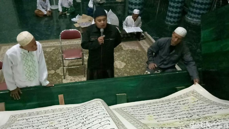 Di Masjid Ini, Tadarusnya Pakai Alquran Raksasa Di Masjid Ini, Tadarusnya Pakai Alquran Raksasa