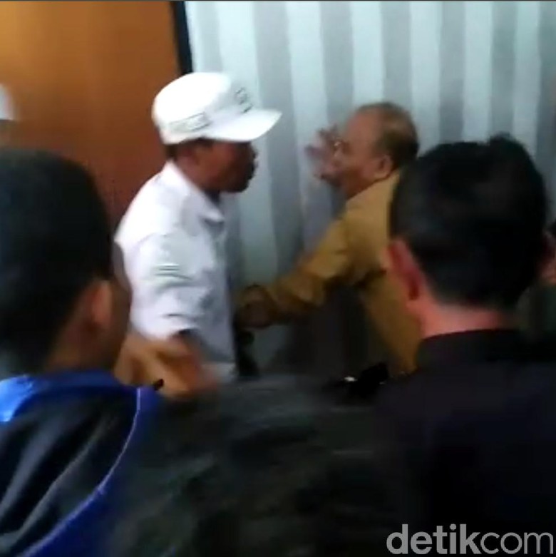Momen Anggota LPI Berjibaku Lerai Pengeroyokan Hitler Momen Anggota LPI Berjibaku Lerai Pengeroyokan Hitler