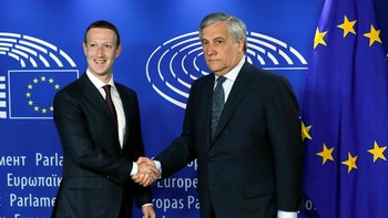 Zuck berjabatan dengan Presiden Parlemen Eropa Antonio Tajani. (Foto: Reuters)