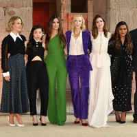 Masing-masing unjuk gigi dengan gaya modisnya. Sandra memesona dengan jumpsuit hijau karya Elie Saab, Cate tampil maskulin dalam balutan setelan ungu velvet Salvatore Ferragamo, sementara Anne mengandalkan gaun putih Toni Maticevski dan perhiasan Cartier. (Foto: Getty Images)