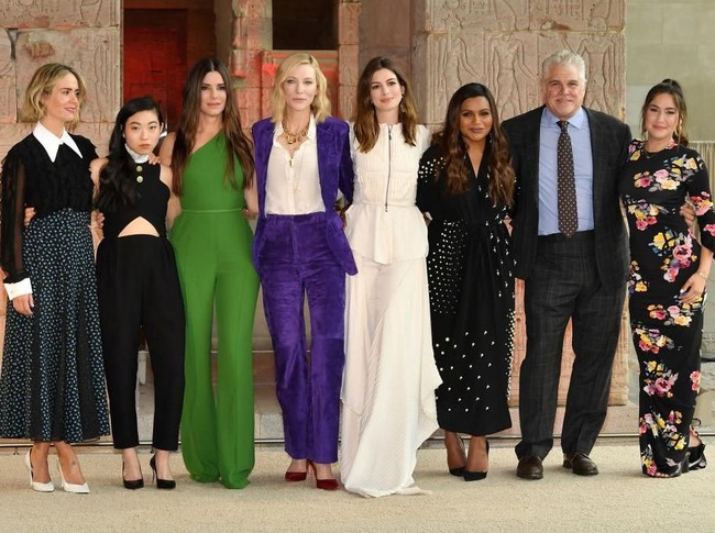 Masing-masing unjuk gigi dengan gaya modisnya. Sandra memesona dengan jumpsuit hijau karya Elie Saab, Cate tampil maskulin dalam balutan setelan ungu velvet Salvatore Ferragamo, sementara Anne mengandalkan gaun putih Toni Maticevski dan perhiasan Cartier. (Foto: Getty Images)