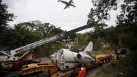 Pesawat yang seharusnya mendarat di Bandara Internasional Toncontin, Tegucigalpa, Honduras justru tergelincir hingga ke sekitar area pemukiman warga di sekitar El Pedregal. Jorge Carbera/Reuters.