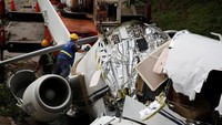 Terlihat beberapa orang petugas penyelamat sedang menyisir dan melakukan olah TKP di reruntuhan pesawat Gulfstream G200. Jorge Carbera/Reuters.