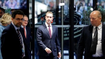 Gaya baju Zuck sama saat hadir di parlemen AS dengan jas formal berwarna hitam lengkap dengan dasi. (Foto: Reuters)