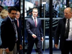 Mengintip Zuckerberg Dicecar Parlemen & Disambut Demo