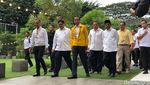 Foto: Gaya Jokowi Berjaket Asian Games Kuning di Kantor Golkar