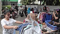 Saat bulan Ramadan, RSUD Tanjung Priok menggelar bazar baju murah.