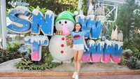 Levanna ini juga punya hobi traveling lho. Lihat nih pose seksinya sambil memegang cotton candy warna pink saat plesir ke Thailand. Foto: instagram @levanavarraiza