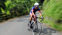 Aiman Cahyadi menjadi salah satu jajaran elite atlet balap sepeda nomor jalan raya Indonesia dan meraih predikat terbaik nasional.
