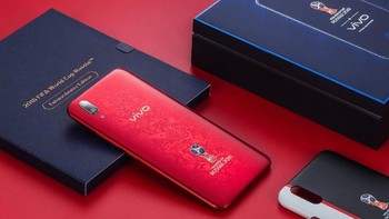 Ponsel ini hadir dalam dua varian, yakni merah dan biru. Foto: Sohu