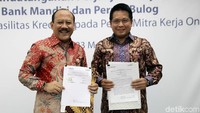 Direktur Bisnis Kecil dan Jaringan Bank Mandiri Hery Gunardi dan Direktur Pengembangan Bisnis dan Industri Perum Bulog Imam Subowo sedang bertukar naskah perjanjian kerjasama di Jakarta, Rabu (23/5/2018).