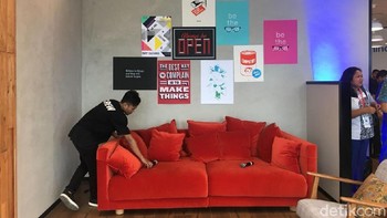 Duduk santai di sofa sambil berdikusi, sangat nyaman dilakukan. Apalagi Ruang Komunal ini gratis dipakai oleh semua komunitas. Foto: detikINET/Agus Tri Haryanto