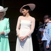 Untuk momen istimewa tersebut, gaun hijau keabuan yang berpotongan minimalis dari label Inggris Goat menjadi pilihan sang Duchess of Sussex. Ditengok di situsnya, gaun bernama Flavia Dress ini dijual seharga US$ 727 atau sekitar Rp 11 juta. (Foto: Chris Jackson/Getty Images)