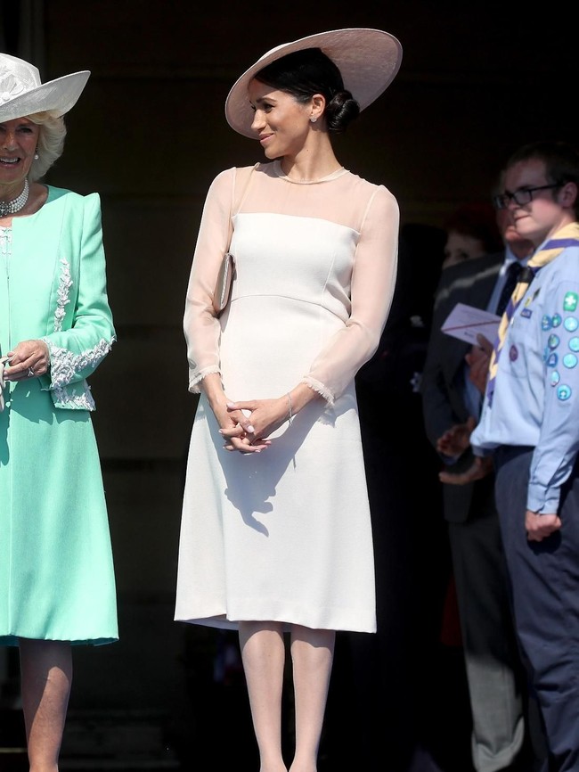 Untuk momen istimewa tersebut, gaun hijau keabuan yang berpotongan minimalis dari label Inggris Goat menjadi pilihan sang Duchess of Sussex. Ditengok di situsnya, gaun bernama Flavia Dress ini dijual seharga US$ 727 atau sekitar Rp 11 juta. (Foto: Chris Jackson/Getty Images)