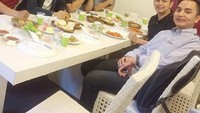 Berkumpul bersama, Adly pun terlihat menyantap banyak makanan di mejanya. Wah kalau lihat puasa-puasa begini jadi laper ya. Foto: Instagram @adlyfairuz