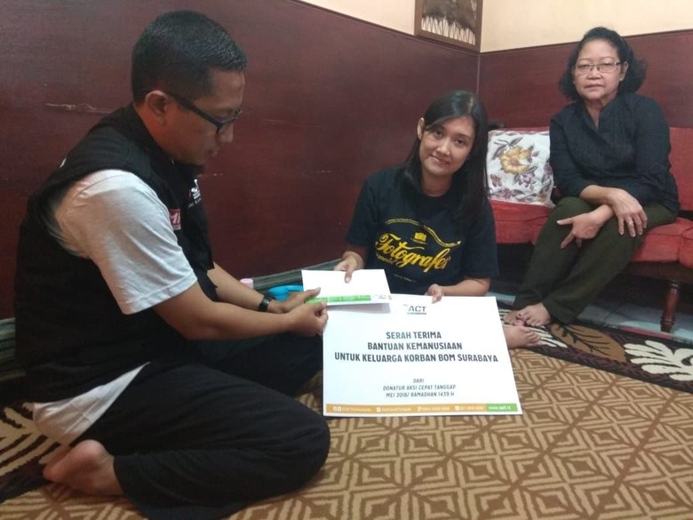 Ini Bentuk Empati Masyarakat kepada Keluarga Korban Bom Surabaya Ini Bentuk Empati Masyarakat kepada Keluarga Korban Bom Surabaya