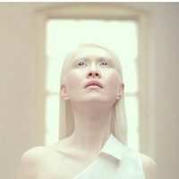 Connie Chiu dikatakan sebagai model fashion pertama dengan albinisme. Wanita asal Hong Kong yang dibesarkan di Swedia itu pergi ke London untuk menjadi model profesional.  Foto: Instagram