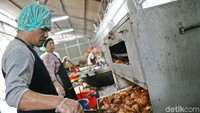 Masjid Istiqlal setiap harinya memasak makanan untuk berbuka puasa sebanyak 1.000 kotak makan yang dibagikan secara gratis.