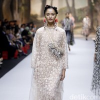 Fashion show koleksi spring/summer 2019 dari desainer Biyan Wanaatmadja di Ballroom Ritz Calton Pacific Place, Jakarta, Selasa [22/5/2018]. Foto: Mohammad Abduh/Wolipop