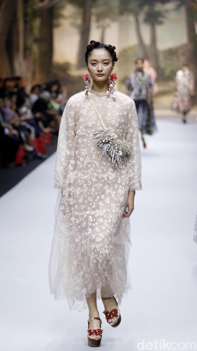 Fashion show koleksi spring/summer 2019 dari desainer Biyan Wanaatmadja di Ballroom Ritz Calton Pacific Place, Jakarta, Selasa [22/5/2018]. Foto: Mohammad Abduh/Wolipop