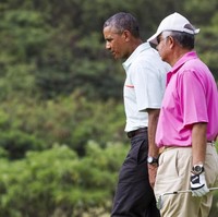 Saat bermain golf dengan Barack Obama, Najib tampak memakai jam tangan Officine Panerai seri PAM 521 Radiomir. Desainnya yang klasik terinspirasi dari seri pertama jam tangan tersebut yang dirilis pada tahun 1930-an. (Foto: Istimewa)