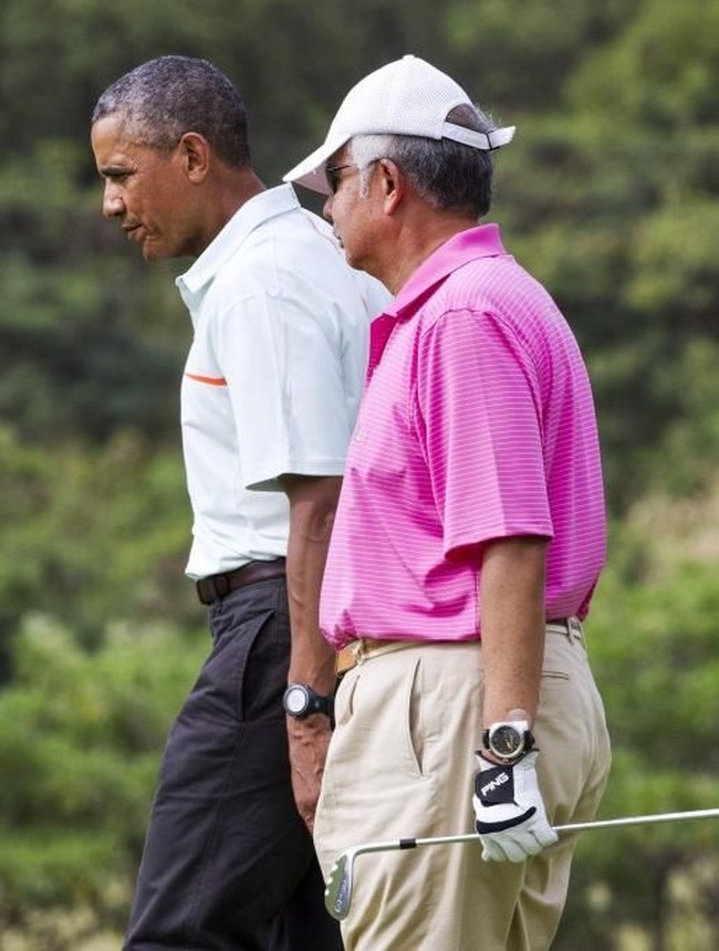 Saat bermain golf dengan Barack Obama, Najib tampak memakai jam tangan Officine Panerai seri PAM 521 Radiomir. Desainnya yang klasik terinspirasi dari seri pertama jam tangan tersebut yang dirilis pada tahun 1930-an. (Foto: Istimewa)