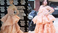 Viral! Dress kantung dengan isian kerupuk udang ini membuat Sine diundang ke 2016 Cannes Fil Festival. Foto: Instagram @framsook_lek_lek