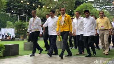 Foto: Gaya Jokowi Berjaket Asian Games Kuning di Kantor Golkar