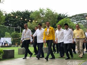 Foto: Gaya Jokowi Berjaket Asian Games Kuning di Kantor Golkar