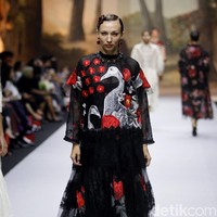 Fashion show koleksi spring/summer 2019 dari desainer Biyan Wanaatmadja di Ballroom Ritz Calton Pacific Place, Jakarta, Selasa [22/5/2018]. Foto: Mohammad Abduh/Wolipop