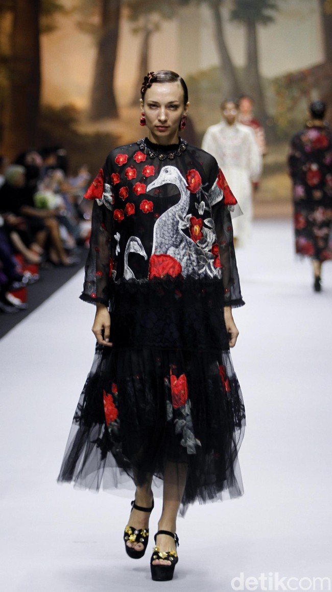 Fashion show koleksi spring/summer 2019 dari desainer Biyan Wanaatmadja di Ballroom Ritz Calton Pacific Place, Jakarta, Selasa [22/5/2018]. Foto: Mohammad Abduh/Wolipop