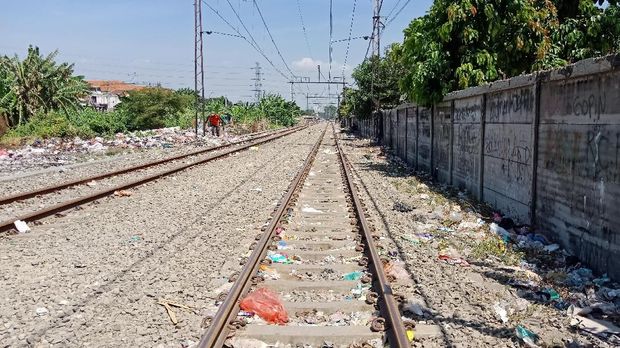 30 Ton Sampah Diangkut dari Pinggir Rel Tanjung Priok Setiap Hari