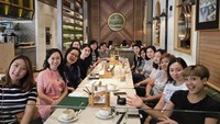 Ini senyum bahagia Nirina saat berkumpul dengan teman-teman orang tua murid di sekolah anaknya. Wanita dengan sapaan akrab Na ini pesan apa ya? Foto: Instagram nirinazubir_
