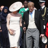 Menopang kaki jenjangnya, heels Tamara Mellon dari seri Siren-Nappa. Sepatu tersebut hadir dalam berwarna blush pink yang senada dengan busananya. (Foto: Getty Images)