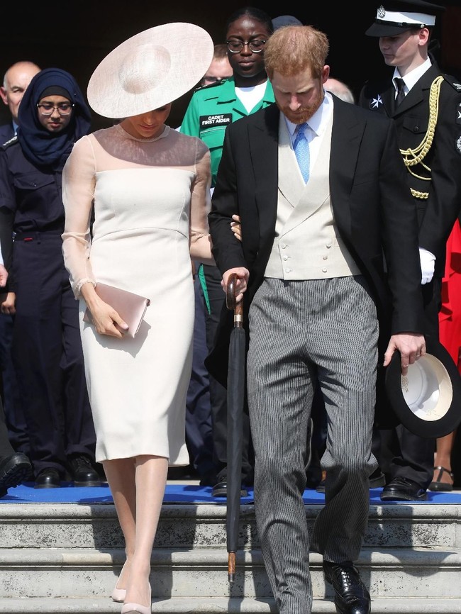 Menopang kaki jenjangnya, heels Tamara Mellon dari seri Siren-Nappa. Sepatu tersebut hadir dalam berwarna blush pink yang senada dengan busananya. (Foto: Getty Images)